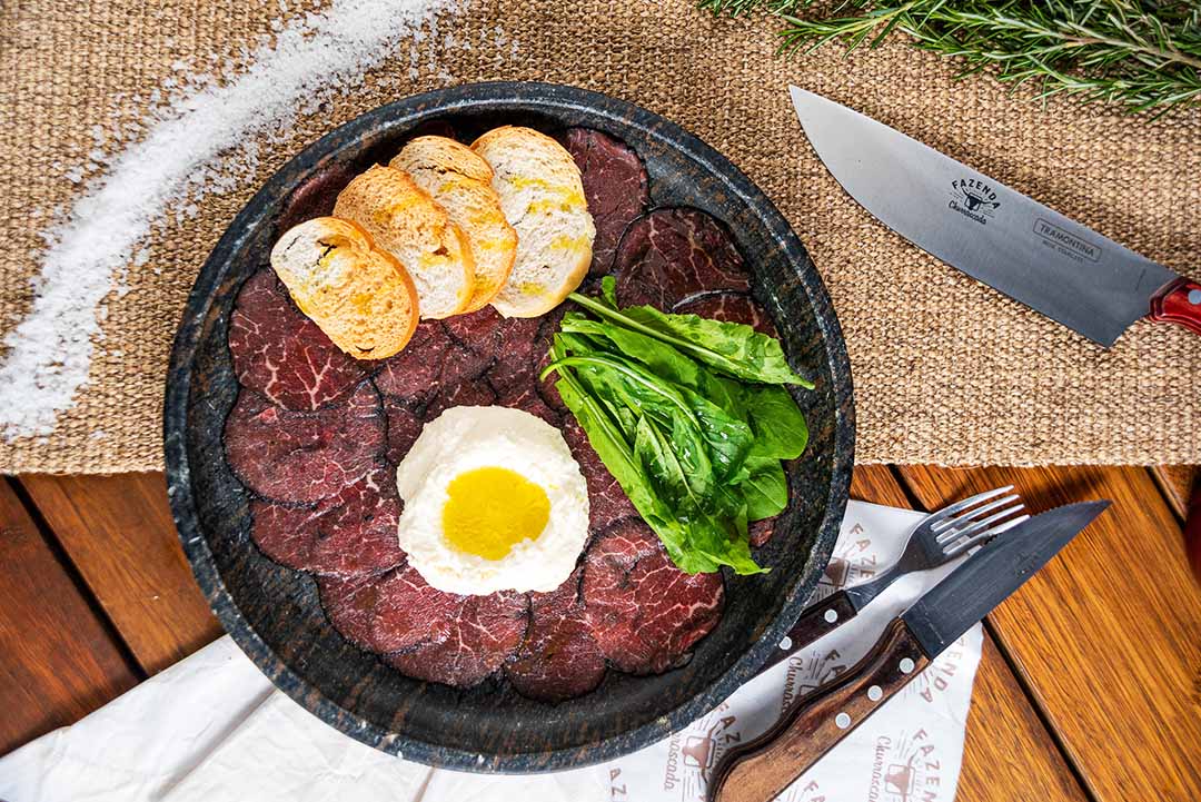 Carpaccio defumado com coalhada seca. Foto: Fernando Pires