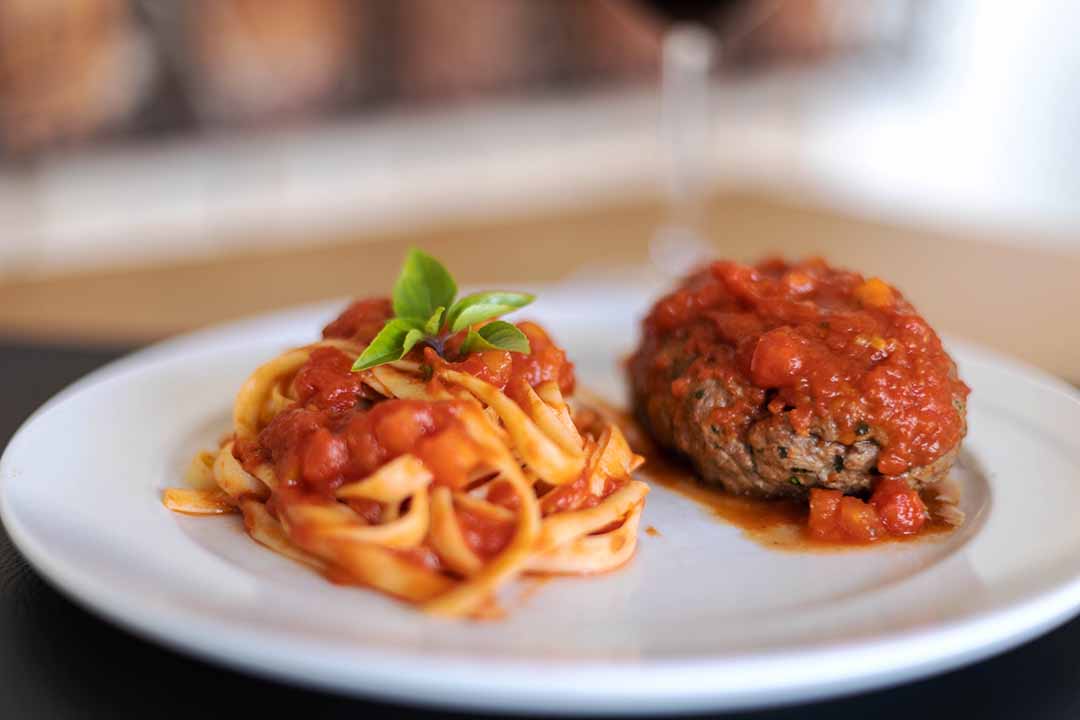 Polpetone e fettucine. Foto: Rayan Ribeiro