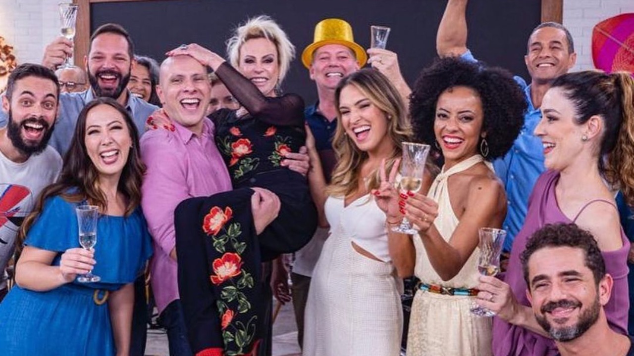 A equipe do programa organizou uma surpresa para a apresentadora; Nas redes sociais, ela agradeceu as felicitações