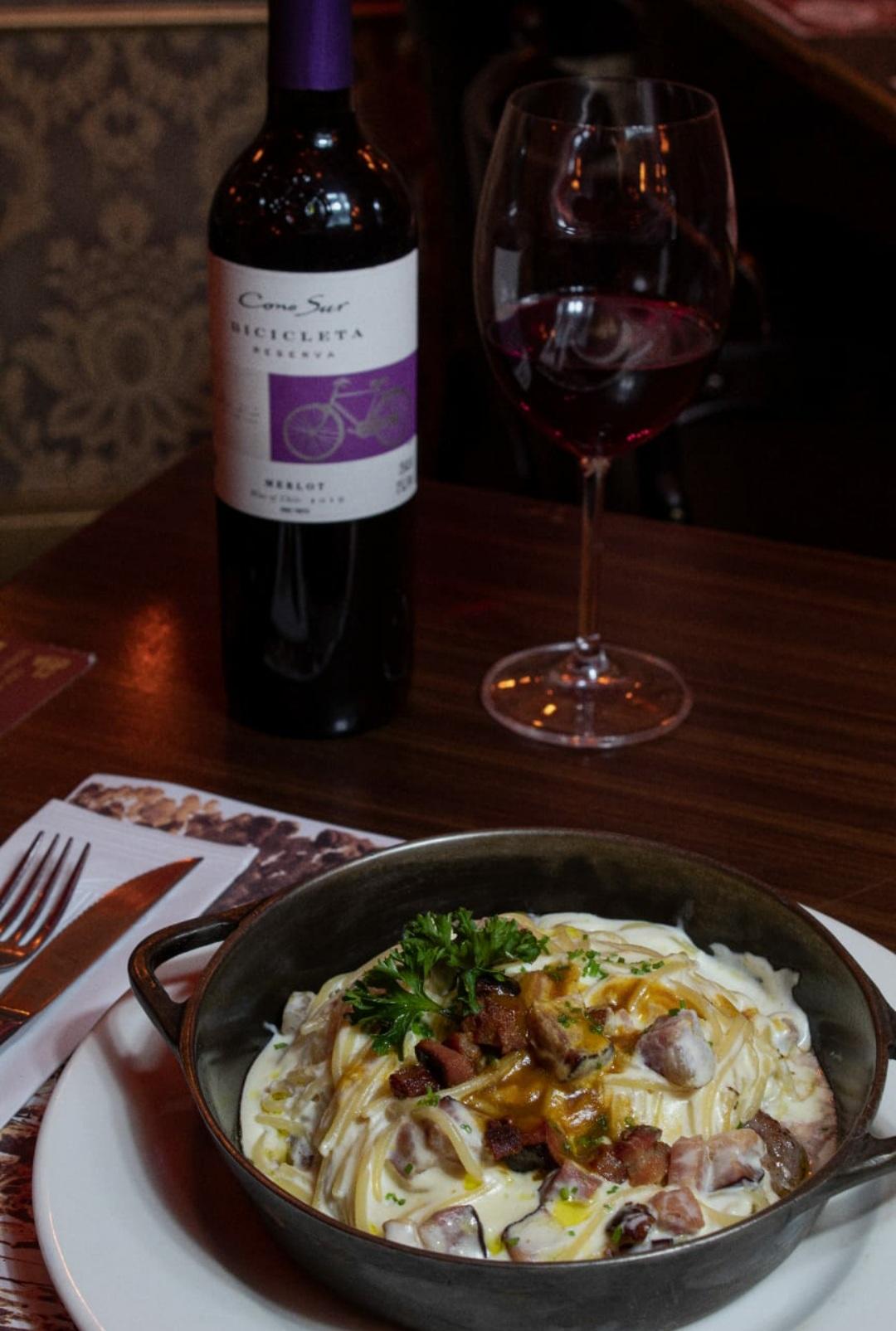 Spaghetti carbonara au crevettes et brie - Paris 6. Foto: Divulgação