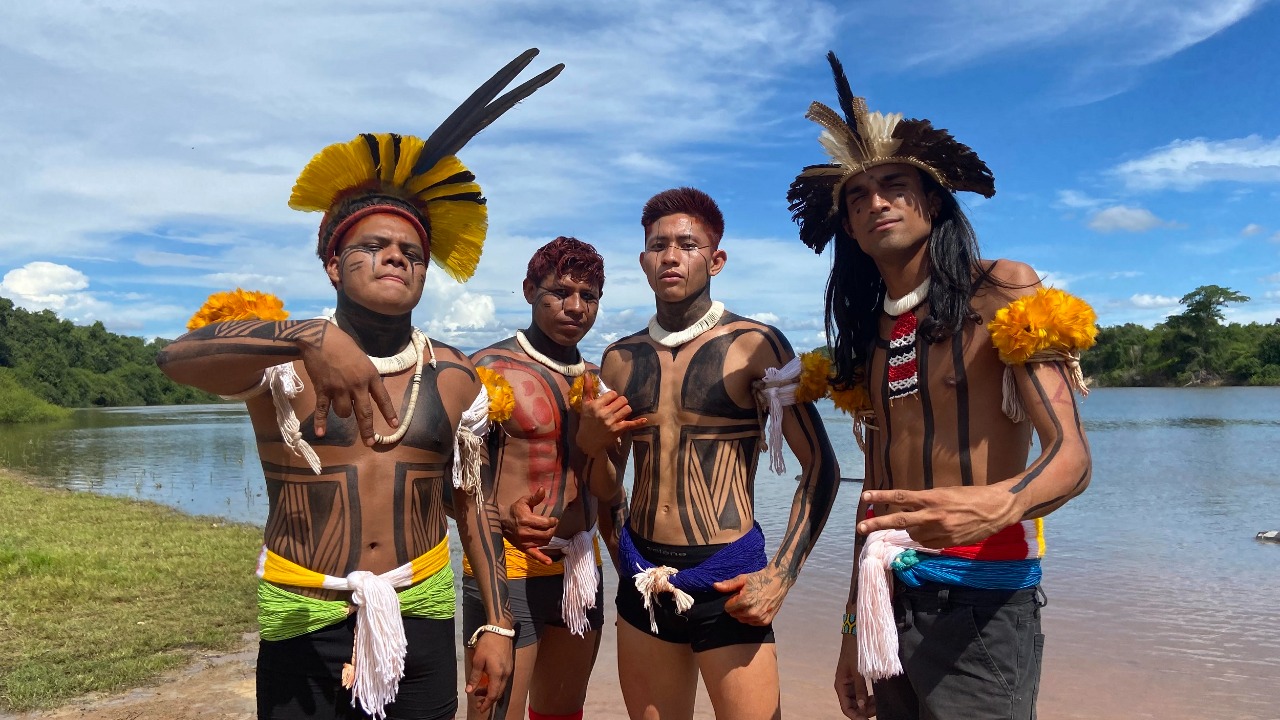 Faixa une diferentes etnias para mostrar realidades dos povos originários; O clipe oficial foi gravado no Alto Xingu