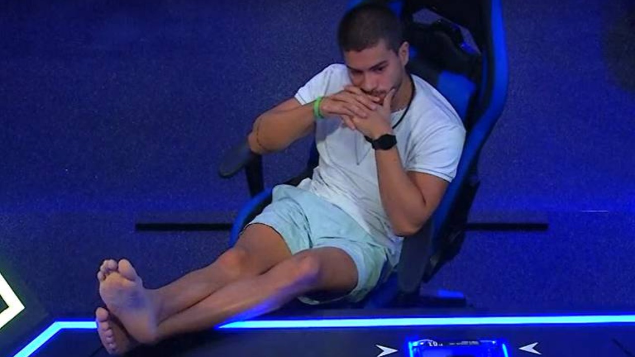 Nas redes sociais, o diretor do programa explicou a duração da dinâmica e afirmou que Arthur “tem muito card pra brincar”