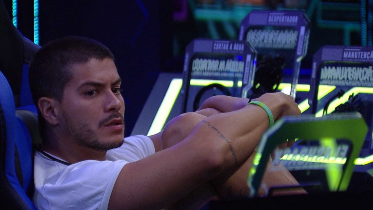 Na madrugada após sua “eliminação”, o brother enviou um cooler para os colegas, fez uma manutenção externa e cortou a água da casa