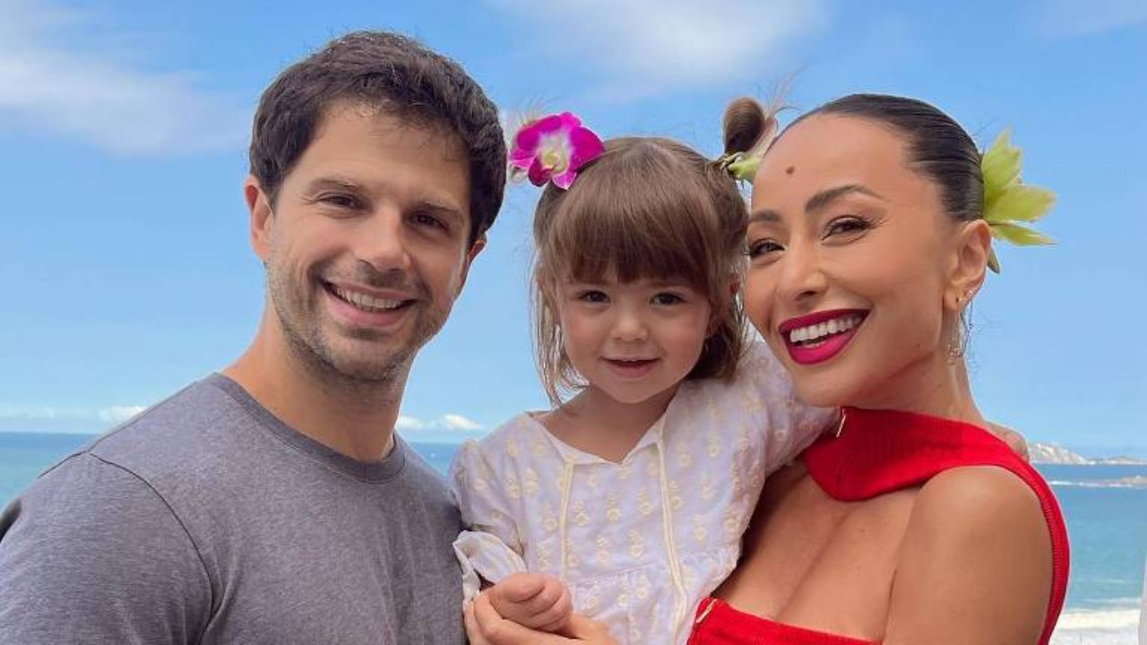 Em uma entrevista a Pedro Bial ela afirma que gosta de sair, ver gente enquanto o marido fica feliz sozinho, é mais caseiro