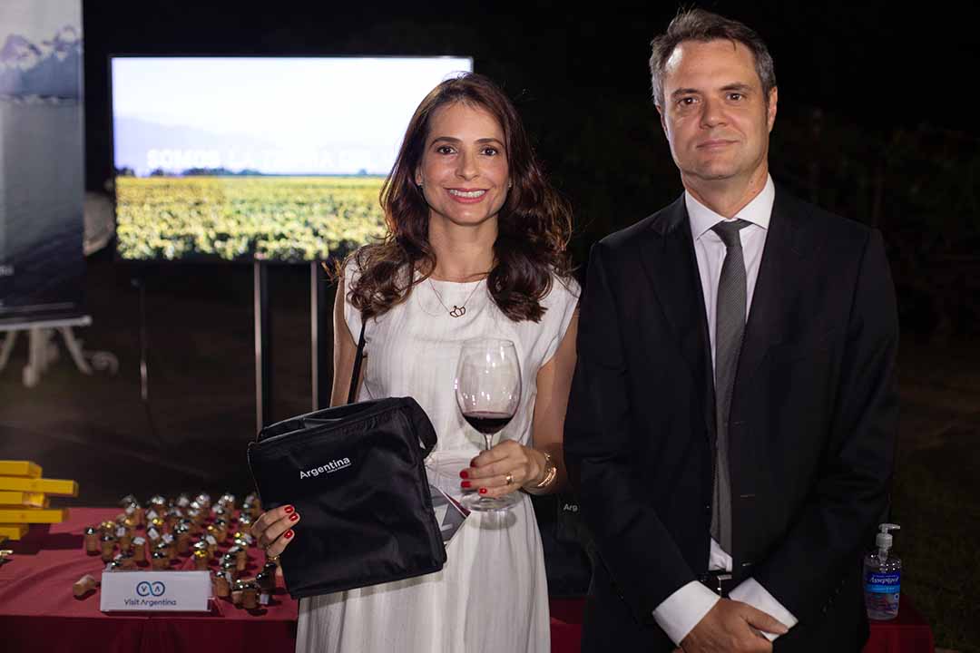 Cynthia Malacarne com o Ministro Rodrigo Carlos Bardoneschi, Jefe da Seção Econômica – Comercial e Turismo da Embaixada da Argentina.Foto: Henrique Kotnick/Jornal de Brasília