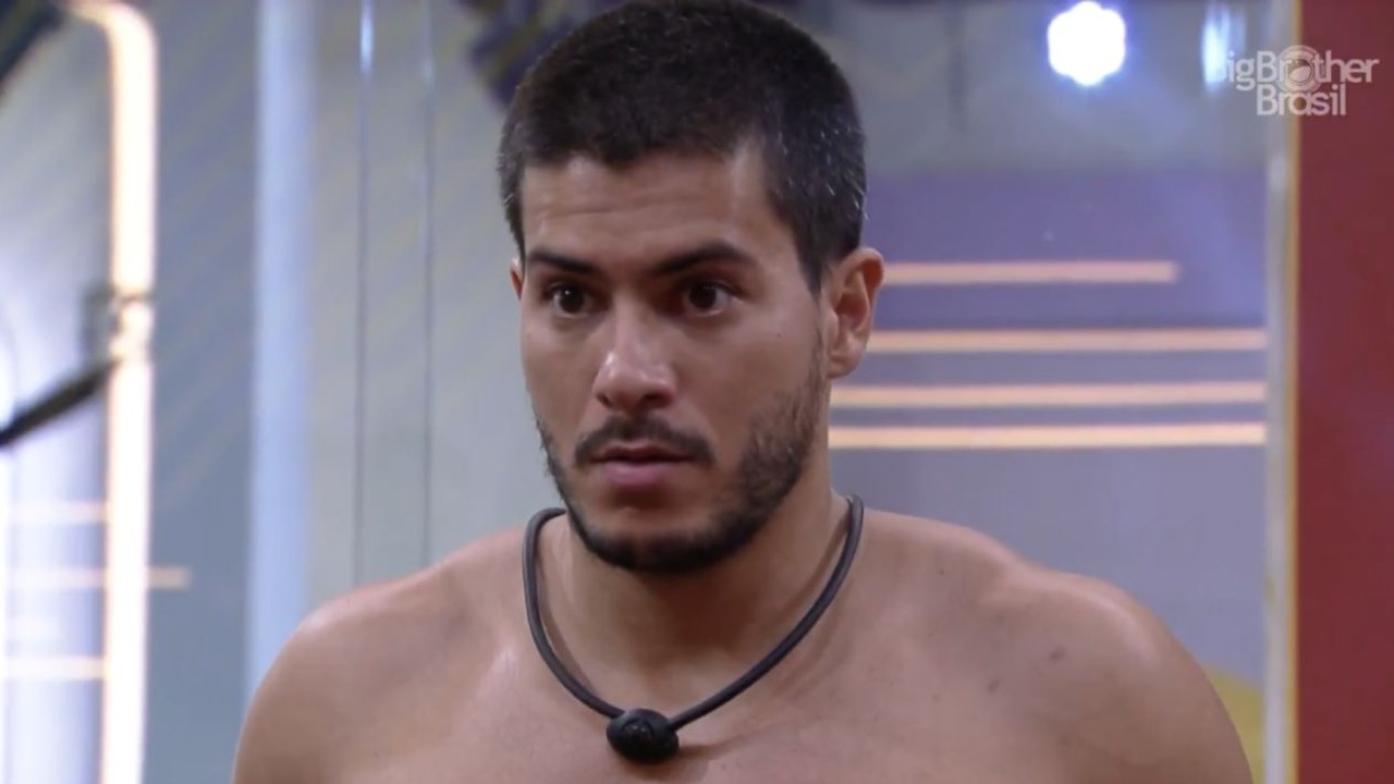 Em uma conversa com Pedro Scooby na academia da casa, os brothers comentaram sobre a saída da sister e os motivos