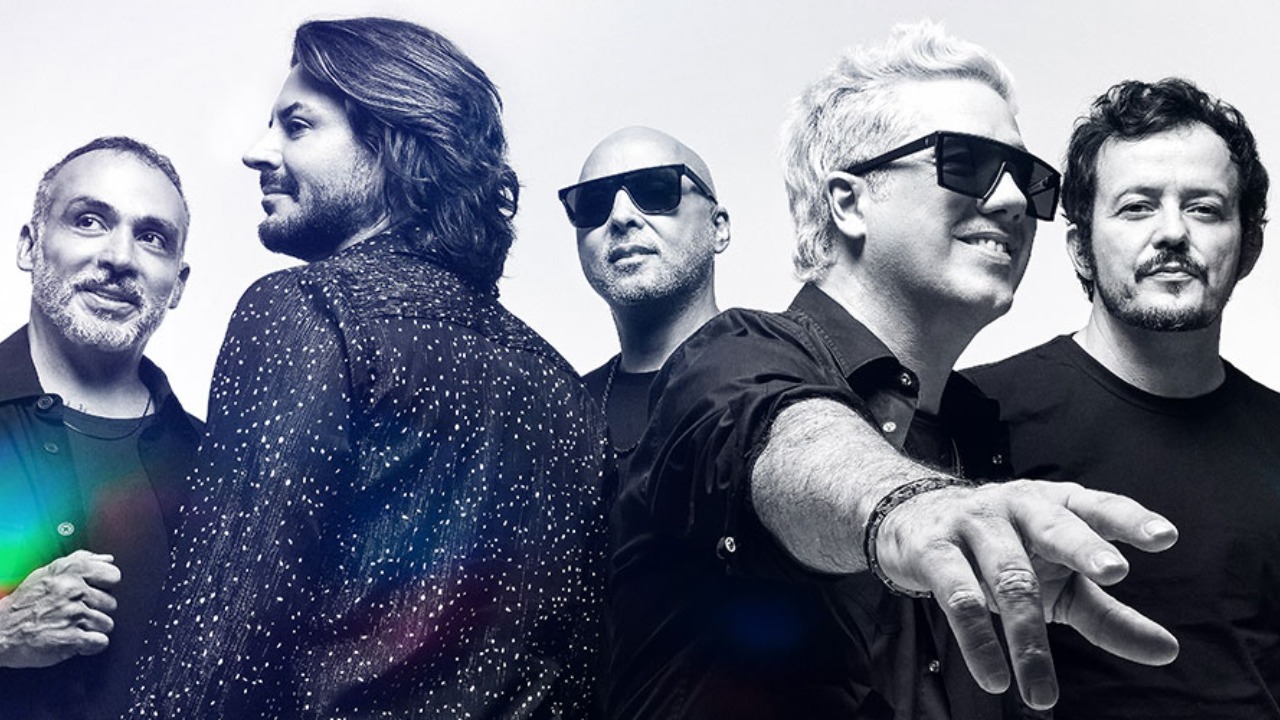 Nas redes sociais oficiais da banda, eles comunicaram aos fãs sobre a novidade e garantiram uma turnê explosiva de memórias e emoções