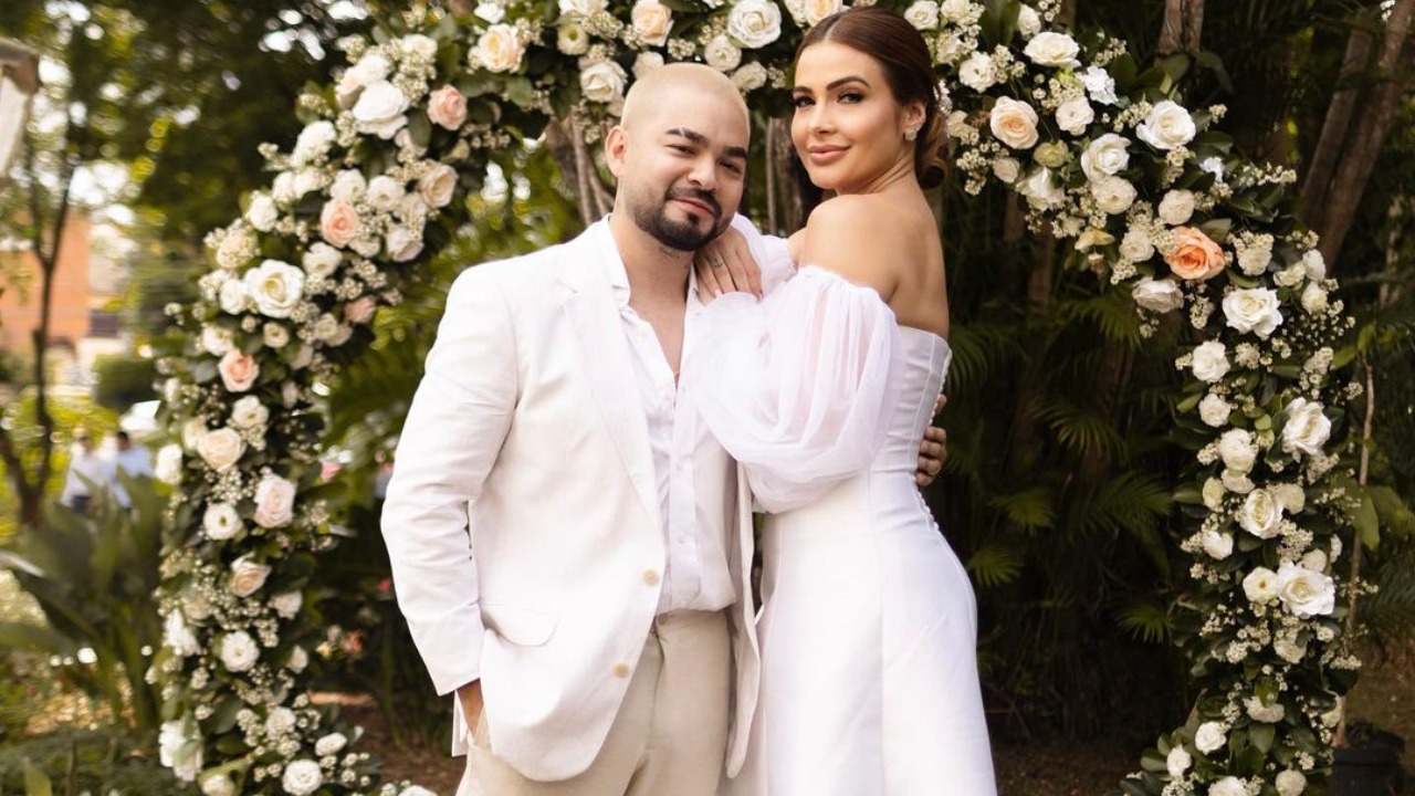 Em uma cerimônia simples, eles celebram a união; O casal, que já havia namorado na adolescência, retomou o relacionamento no ano passado