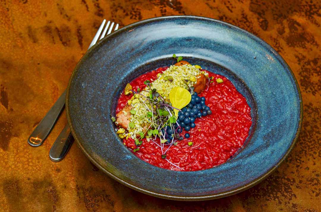 Salmão em crosta de pistache. Foto: Henrique Kotnick