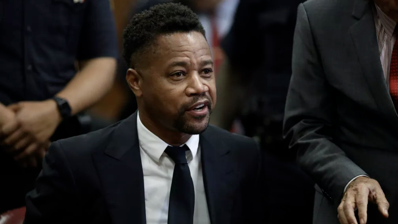 O artista foi acusado por mais de 20 mulheres de toques indesejados ao longo dos anos, e enfrenta acusações criminais