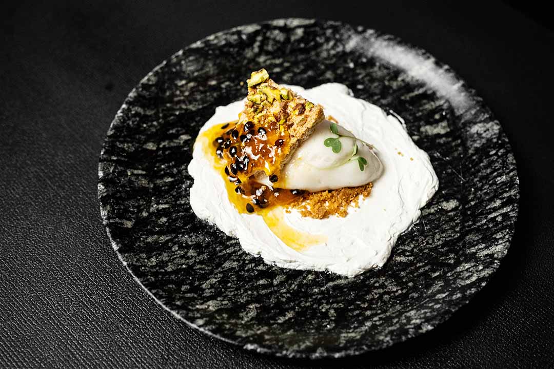 Sorbet de Araticum com creme diplomata, biscuit de castanhas e maracujá doce do Cerrado, sobremesa do Festival Brasília 62 do Mezanino da Torre de TV. Foto: Guilherme Kapanema