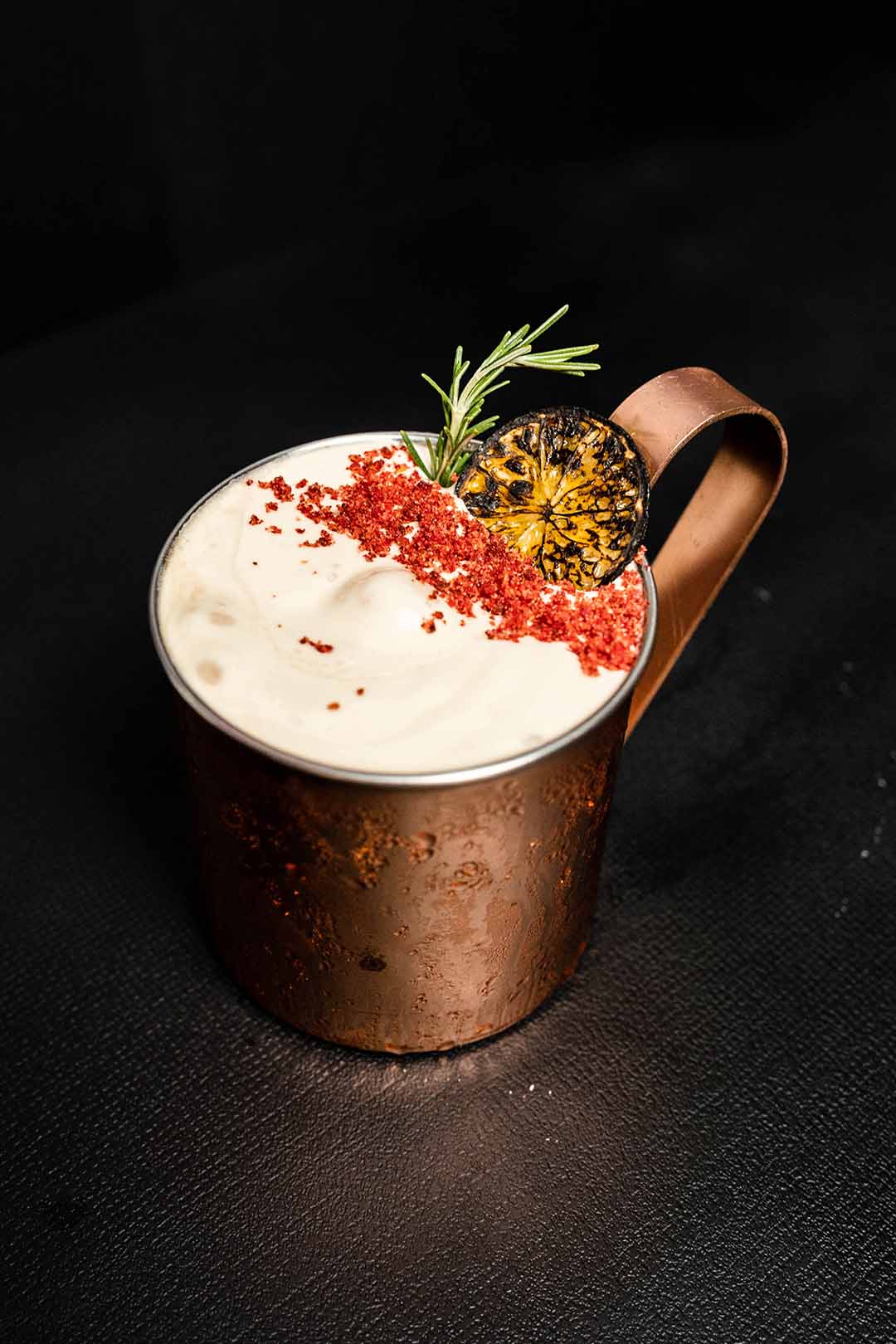 Drinque especial de Brasília, com cachaça envelhecida em ypê, shrub de manga, limão e espuma de cana-de-açúcar, do Festival Brasília 62 do Mezanino da Torre de TV. Foto: Guilherme Kapanema