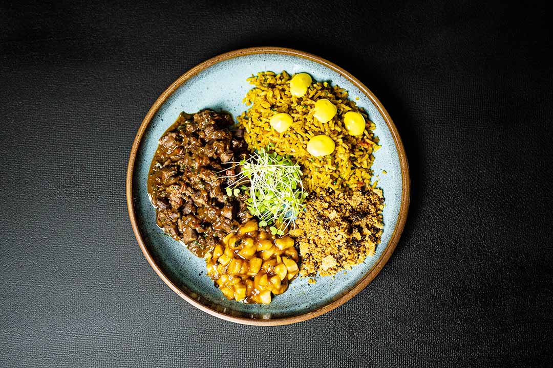 Picadinho de galinha, arroz com açafrão, tomate e cheiro-verde, farofa de miúdos, banana com caramelo francês e flor de sal, prato do Festival Brasília 62 do Mezanino da Torre de TV. Foto: Guilherme Kapanema