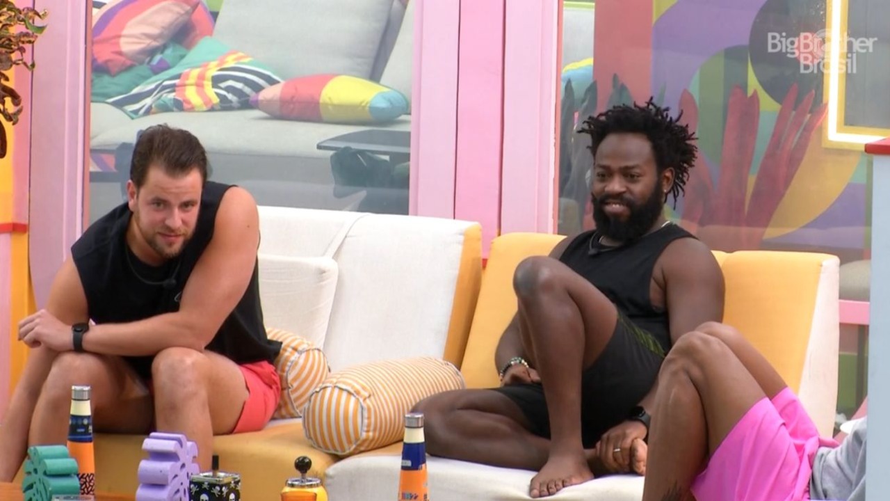 Logo depois da discussão entre os brothers, Scooby, PA, DG e Gustavo se juntam na varanda da casa e falam sobre o ator