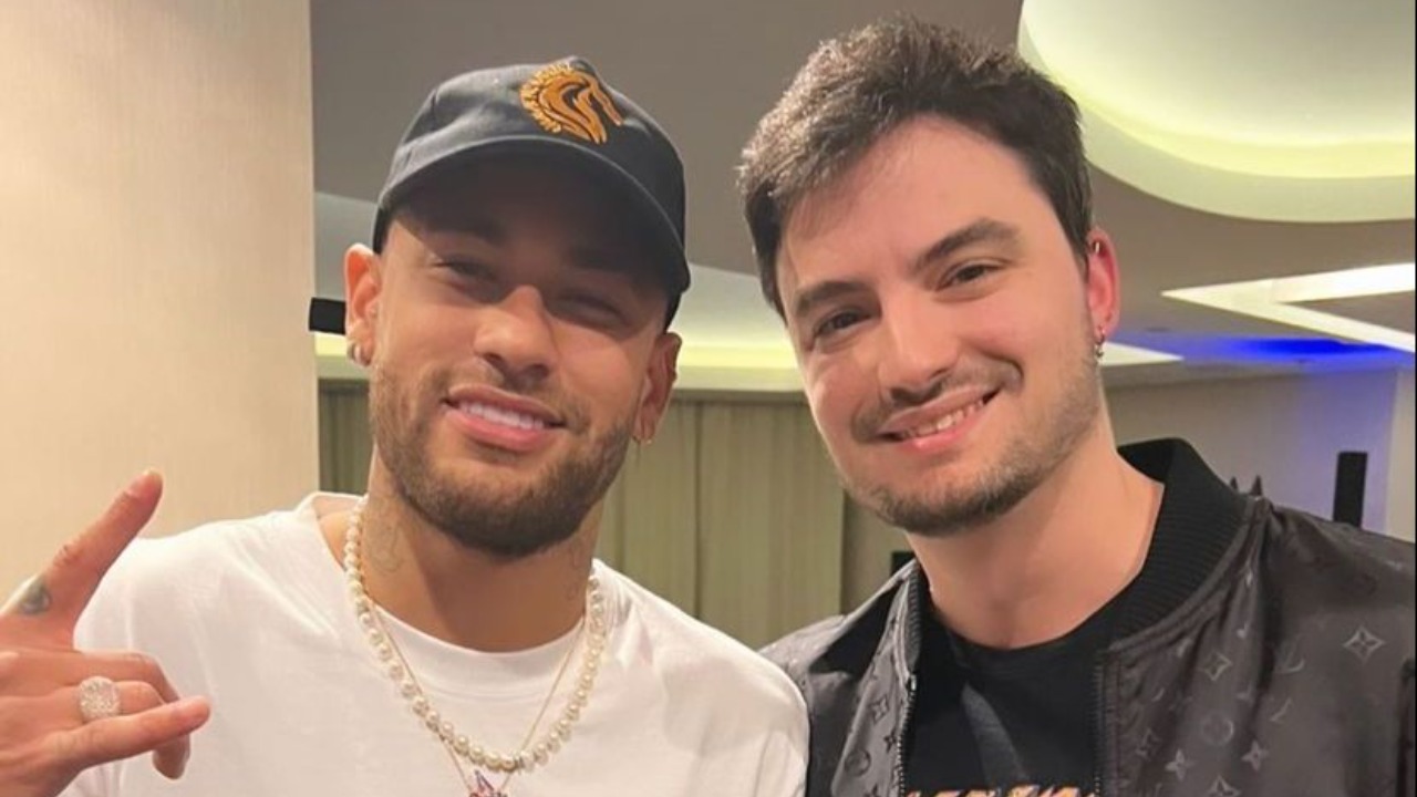 Ainda em sua viagem de férias, o influenciador visitou a casa do jogador após assistir um jogo do Paris Saint-Germain