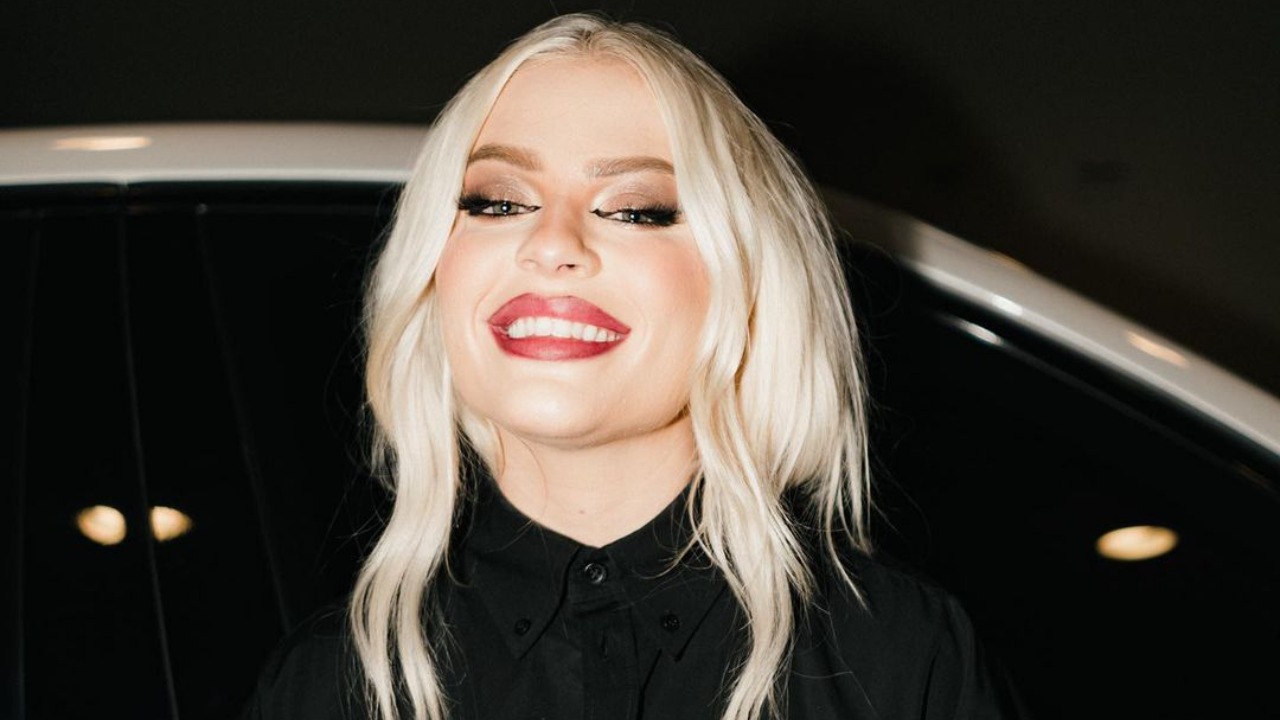 Nas redes sociais, a cantora afirmou que ninguém chega nela; Nos comentários, alguns seguidores interessados aproveitaram a oportunidade