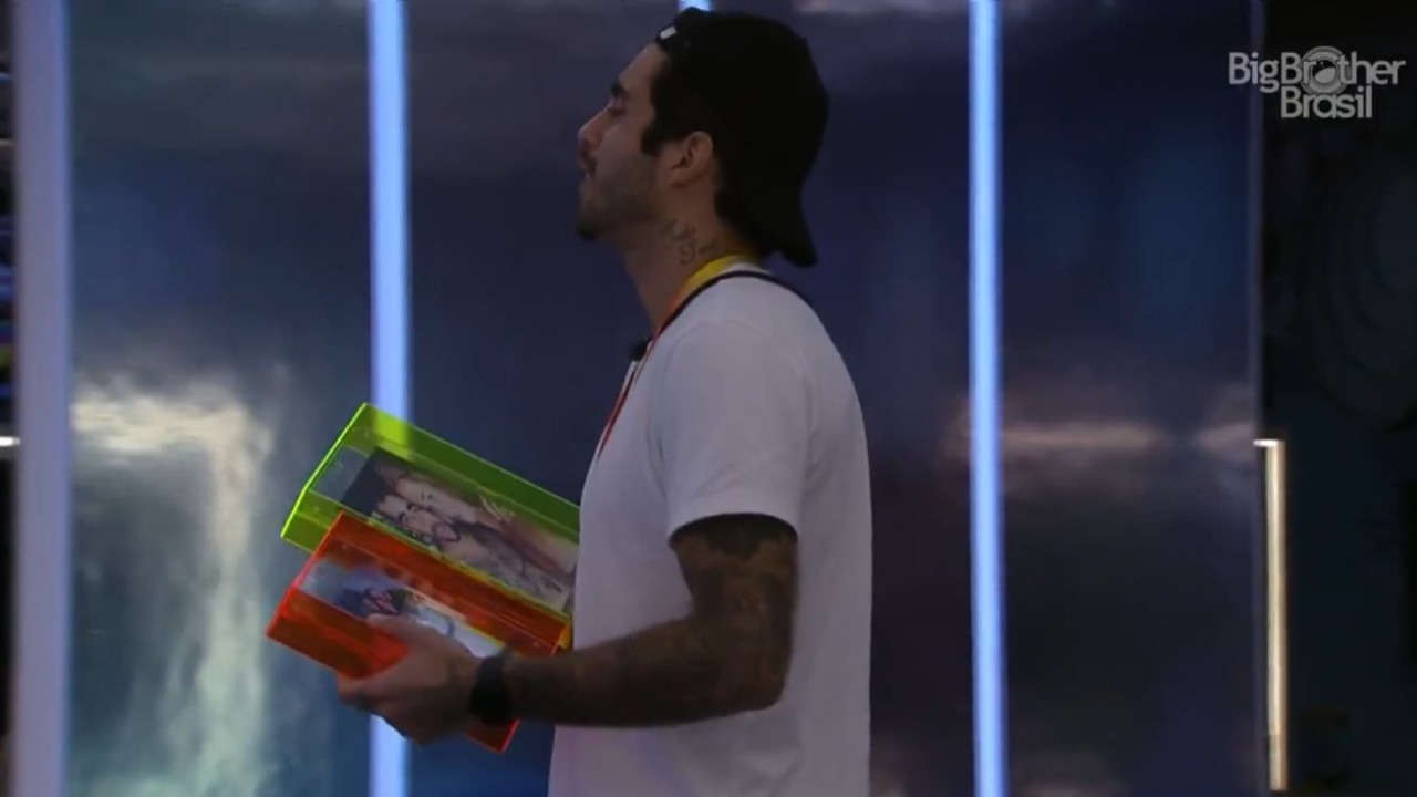 Aproveitando o poder de Líder, o atleta colocou uma música de Charlie Brown Jr e lembrou da mulher, Cíntia Dicker