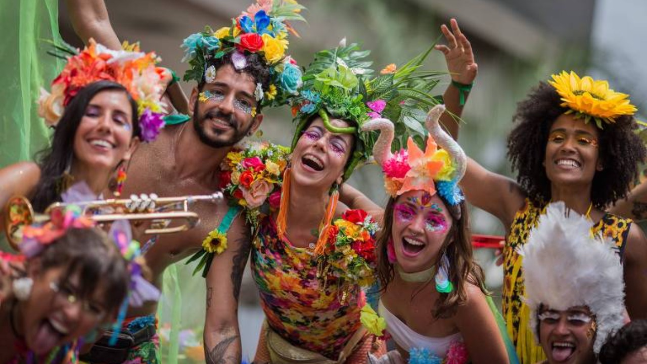 A capital celebra um Carnaval fora de época após dois anos sem festa, com blocos que prometem arrastar a população