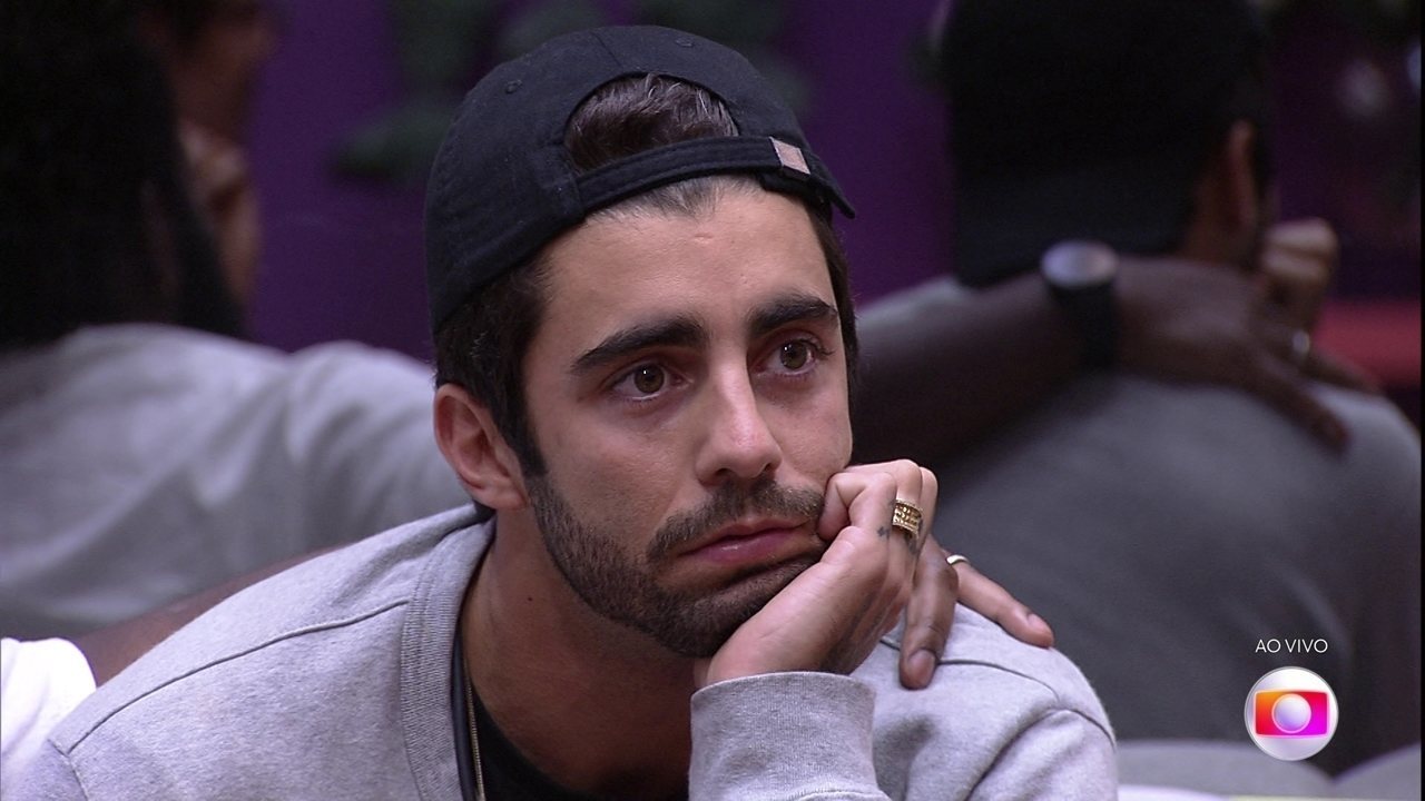 Enfrentando a berlinda com Douglas Silva e Eliezer, o surfista saiu da casa mais vigiada; No discurso, Tadeu falou apenas sobre o brother