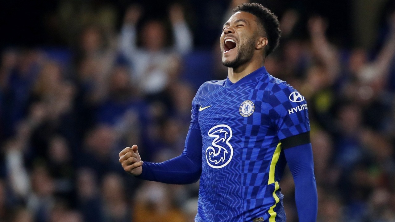 O lateral-direito do Chelsea teve seu cofre com medalhas da Liga dos Campeões, Eurocopa e Supercopa roubado na ocasião