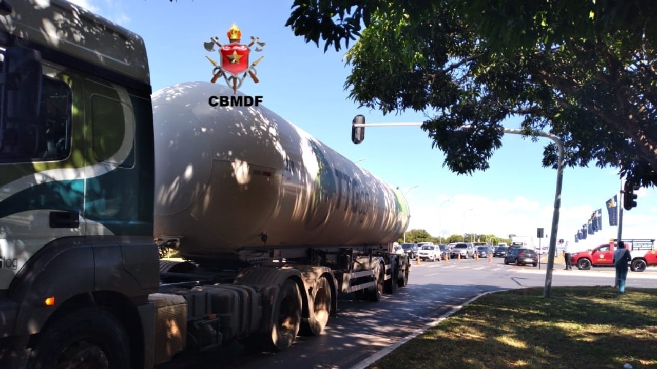 O acidente aconteceu no Eixo Monumental na altura do Memorial JK; A carreata estava com 33 toneladas de Gás Inflamável