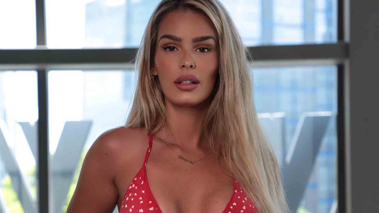 A modelo está se divertindo na vida de solteira, após o término do casamento com o surfista Gabriel Medina