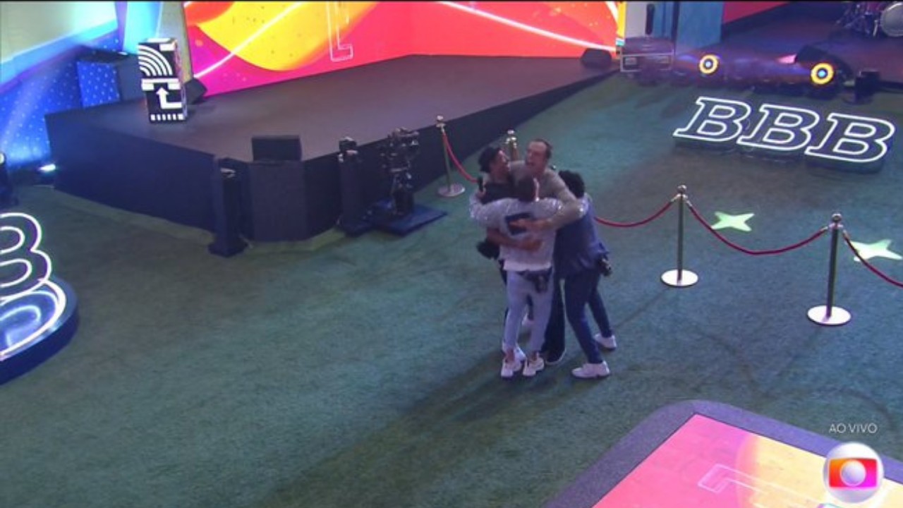 Durante a grande final da edição, na qual Arthur Aguiar saiu campeão, o apresentador não conseguiu esperar para abraçar os meninos