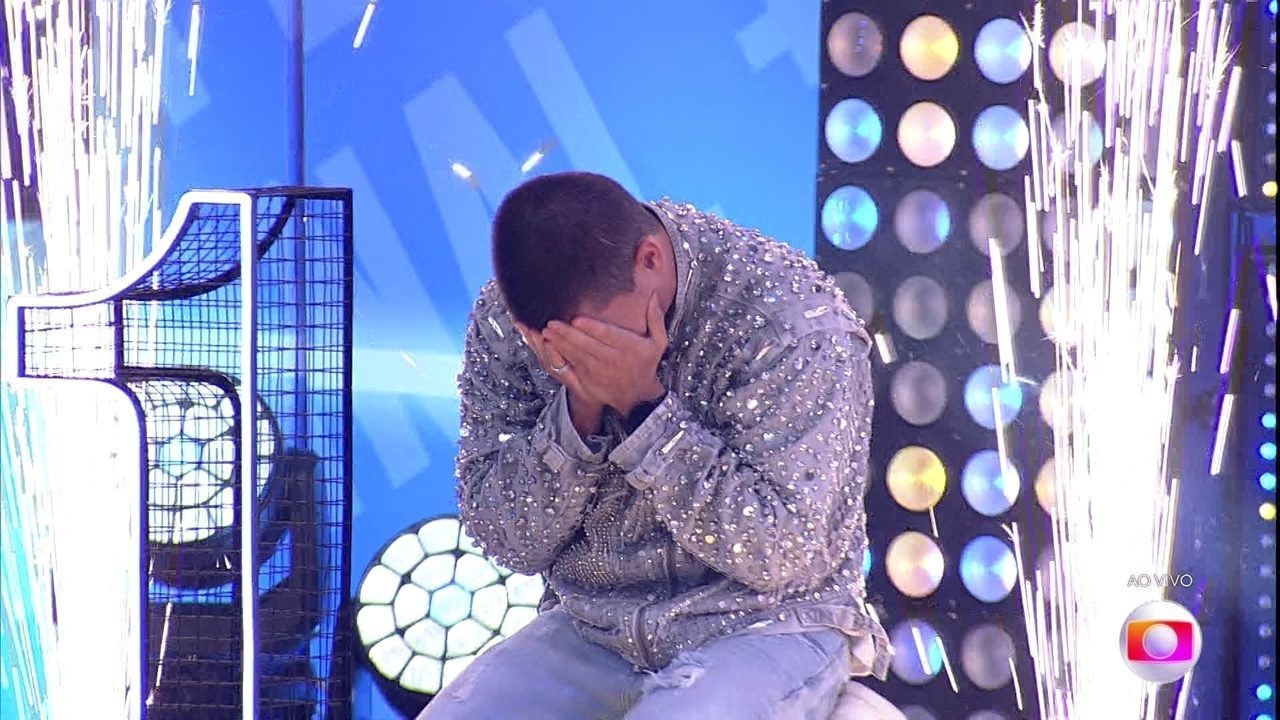 A batalha entre as torcidas, do lado de fora da casa mais vigiada, se empolgaram e fizeram de Arthur Aguiar campeão