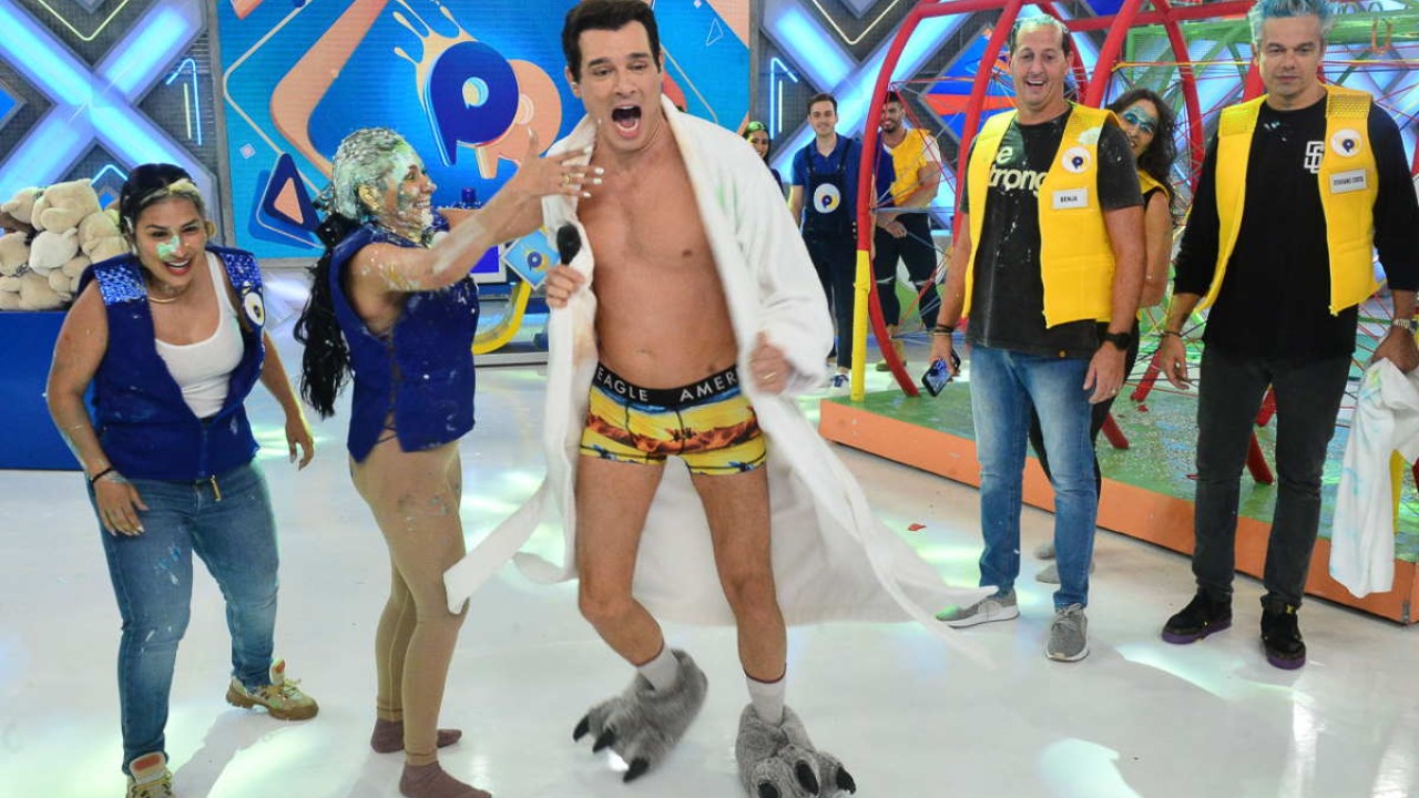 O apresentador cumpriu sua promessa de que, se as convidadas Simone e Simaria ganhasse um dos quadros do programa, ele ficaria de sunga