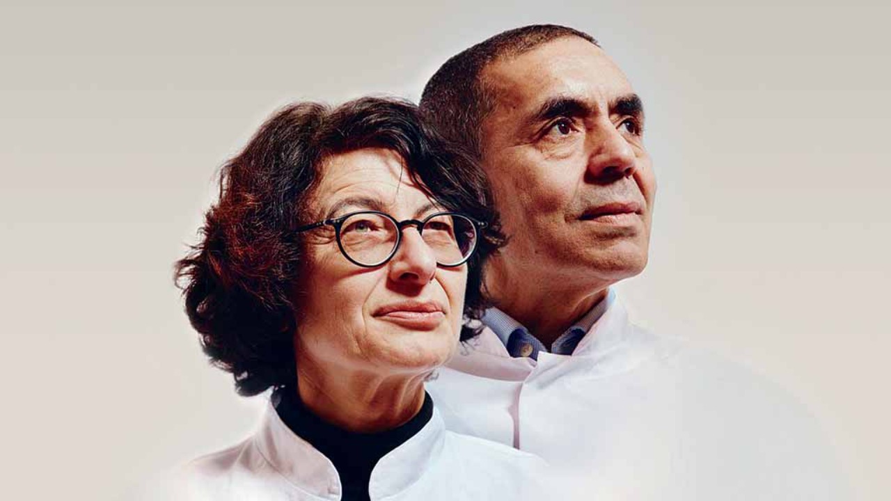 A obra é do autor Joe Miller, que acompanhou por dez meses o cotidiano do casal Ugur Sahin e Ozlem Tureci, fundadores da BioNTech