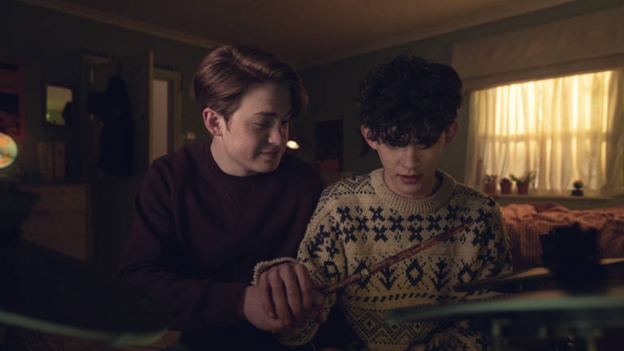 A série original da Netflix, criada por Alice Oseman e dirigida por Euros Lyn, já está disponível na plataforma