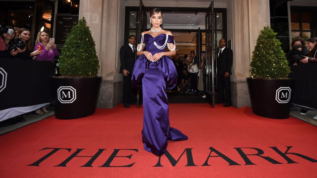 A artista participa pela segunda vez seguida da comemoração, desta vez com um vestido Moschino by Jeremy Scott