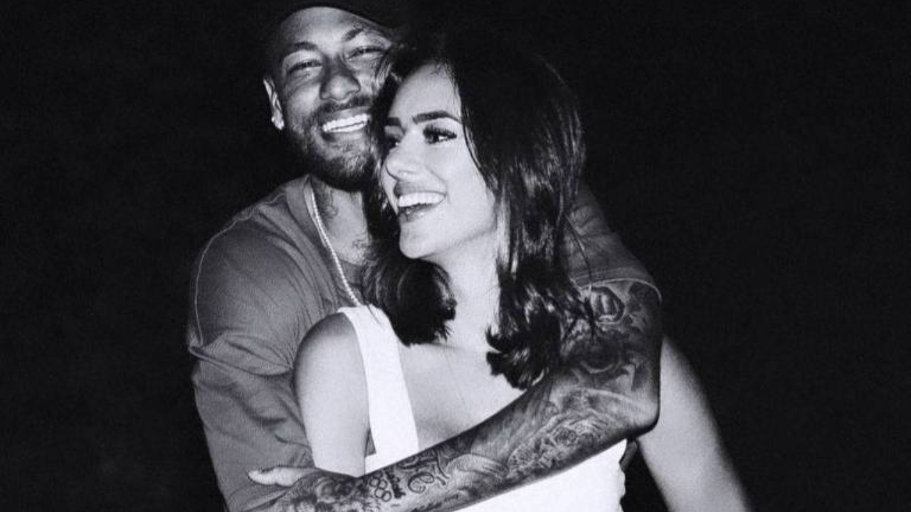 Bruna Biancardi publicou em suas redes sociais o registro em preto e branco, onde ela e o jogador aparecem abraçados