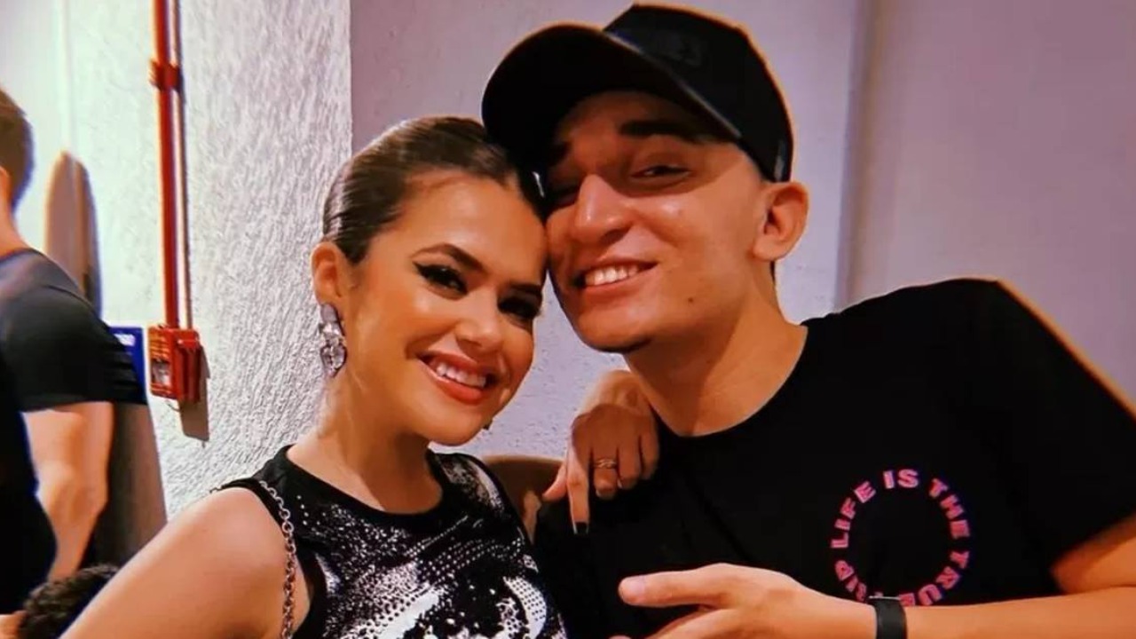 O cantor registrou o momento em suas redes sociais cantando sua música “Dengo” e brincou na legenda da publicação