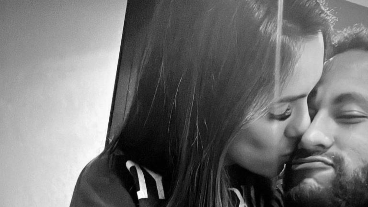 Juntos na tarde de ontem (17), o jogador publicou a foto nas redes sociais e escreveu na legenda: “Meu bombom”