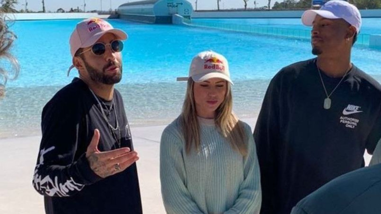 Os atletas compartilharam o dia de lazer com os seguidores nas redes sociais; Eles surfaram em uma piscina com ondas artificiais