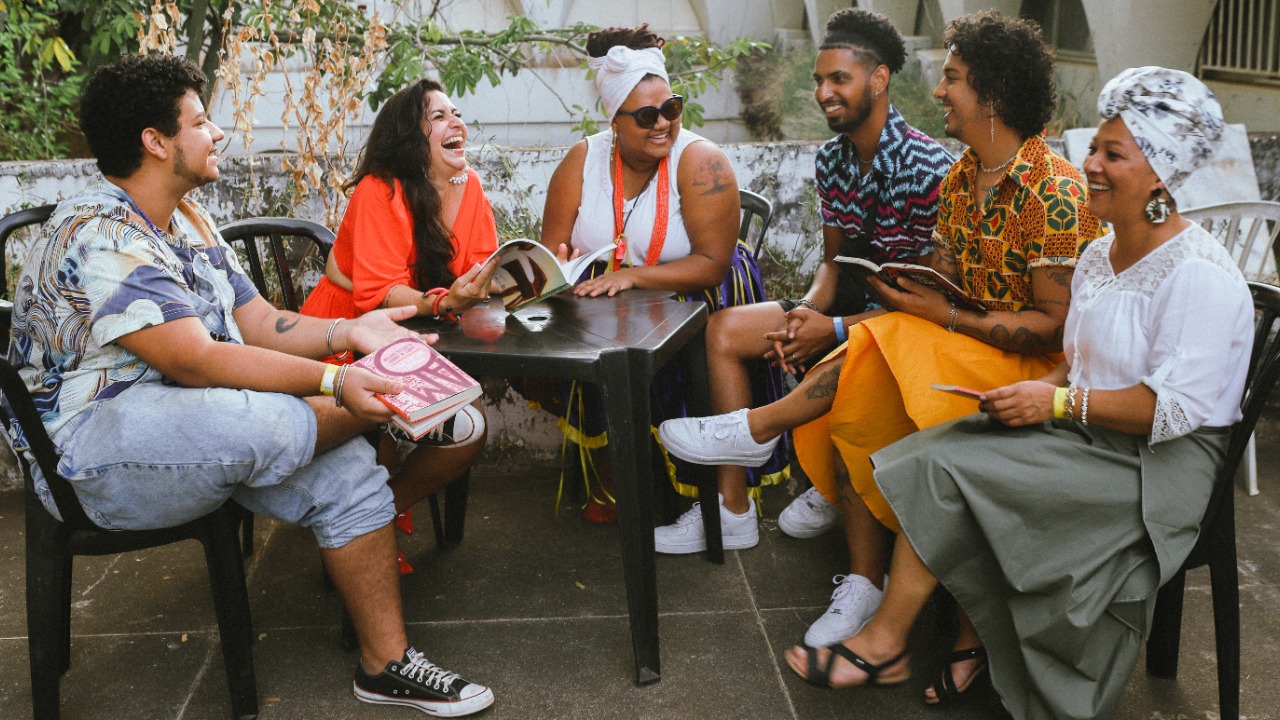 Material será gravado e veiculado online no podcast Tem Livro Bolando na Mesa, nos formatos áudio e vídeo