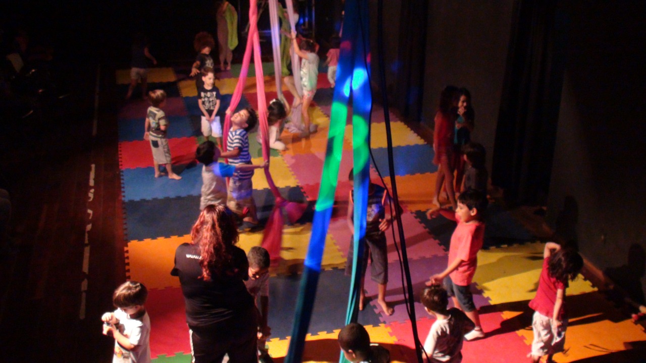 Música, dança, teatro, circo, desenho, culinária, jardinagem e cerâmica estão entre as atividades oferecidas na programação