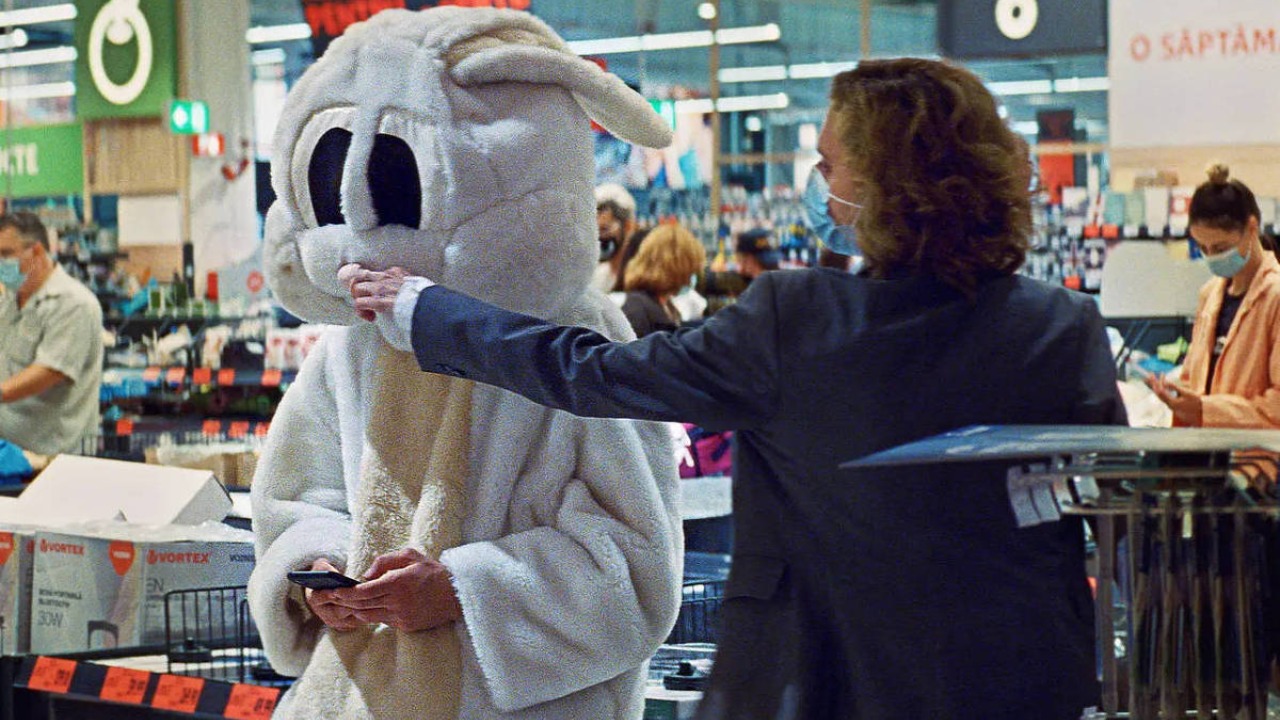 Com uma direção de Radu Jude, o longa está em cartaz nos cinemas, e conta com Katia Pascariu, Claudia Ieremia e Olimpia Mala no elenco