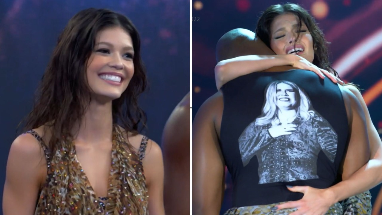 A atriz dançou a música “Bebi Liguei”, da eterna Rainha da Sofrência; No final, o dançarino mostrou outra camisa que usava com foto da cantora
