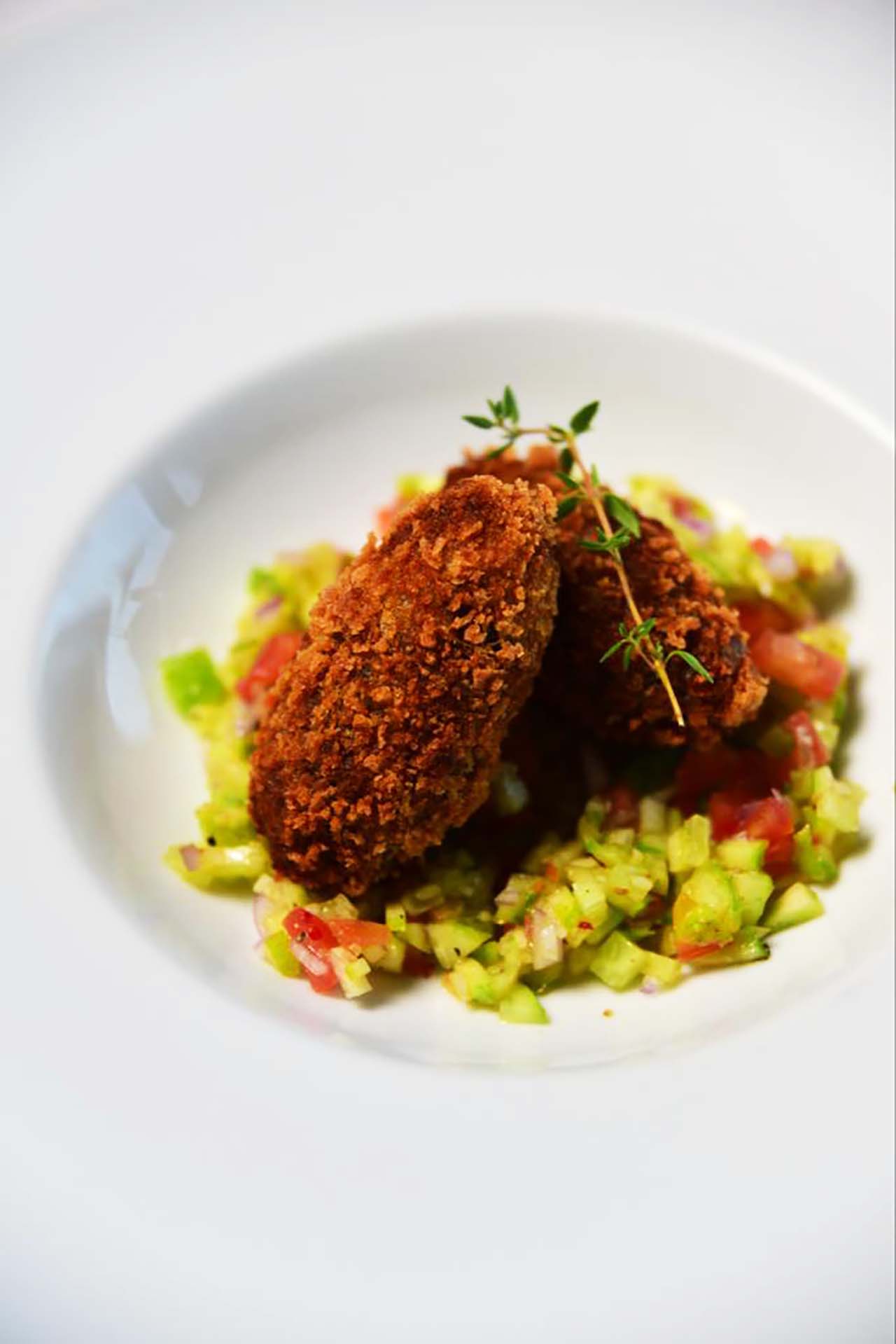 Bolinho de costela com vinagrete de maxixe. Foto: Fernando Pires