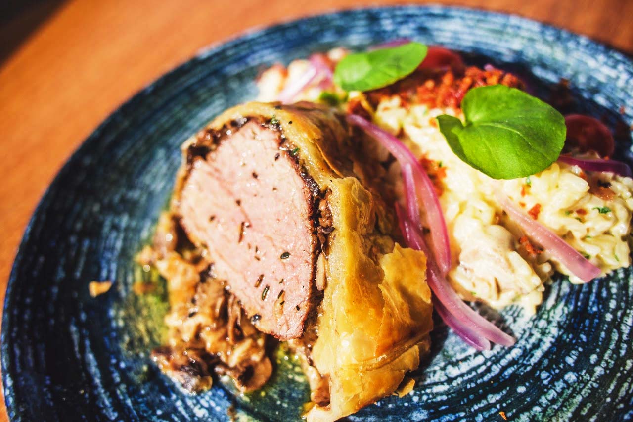 Medalhão de filé mignon ao molho Poivre com Risoto a Piamontese e farofa de bacon. Foto: Divulação