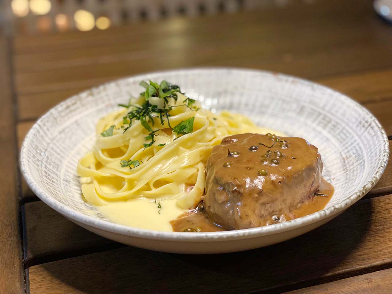 Filé mignon ao molho poivre e fettuccine caseiro em queijo cremoso. Foto: Divulgação