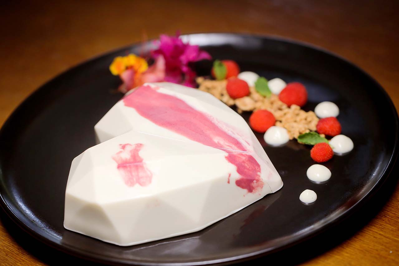 Coração de chocolate branco recheado de bavaroise de frutas vermelhas e pão de ló de chocolate. Foto: Inove Aceleradora