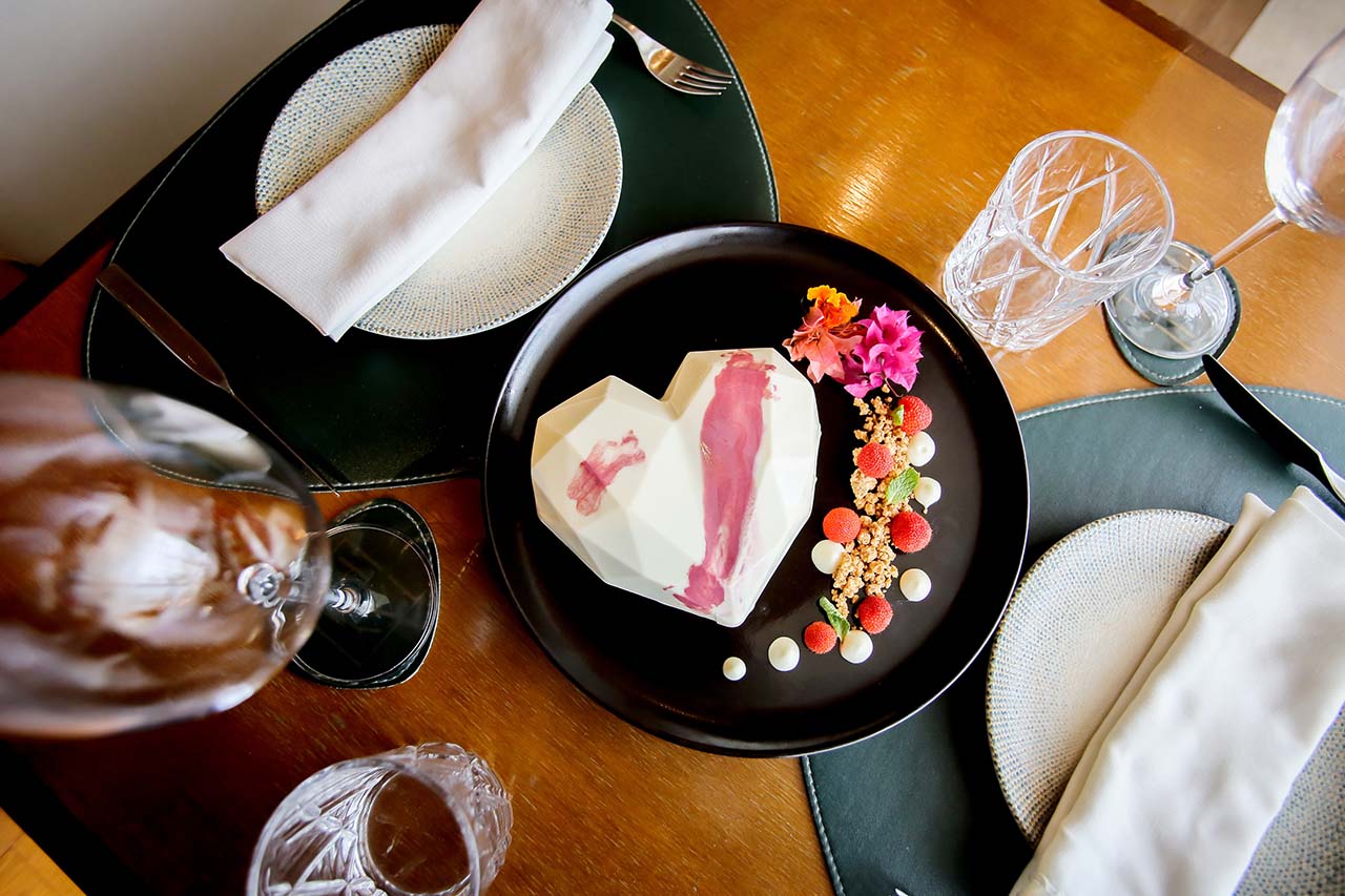 Coração de chocolate branco recheado de bavaroise de frutas vermelhas e pão de ló de chocolate. Foto: Inove Aceleradora