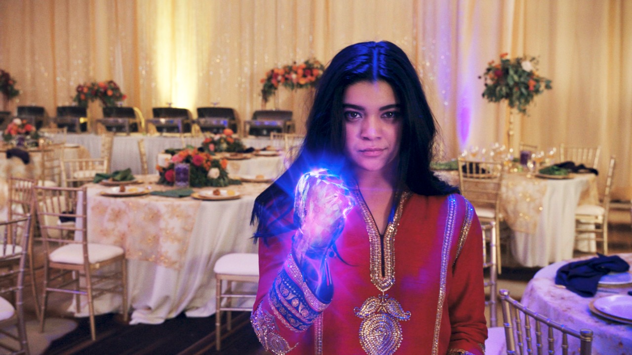 A produção da série conta a história de Kamala Khan, interpretada por Iman Vellani, a primeira super-heroína muçulmana da Marvel