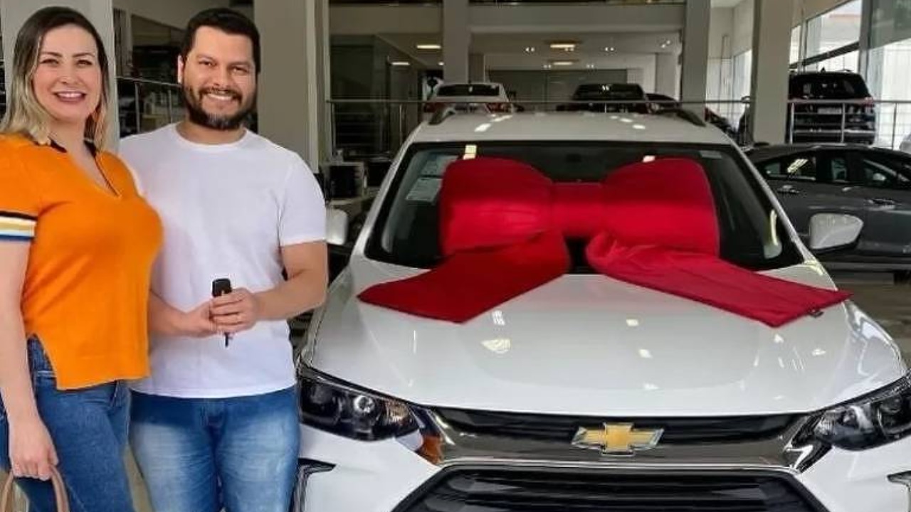 A modelo já havia reclamado de falta de dinheiro no começo do ano; O presente para Thiago Lopes foi uma SUV branca