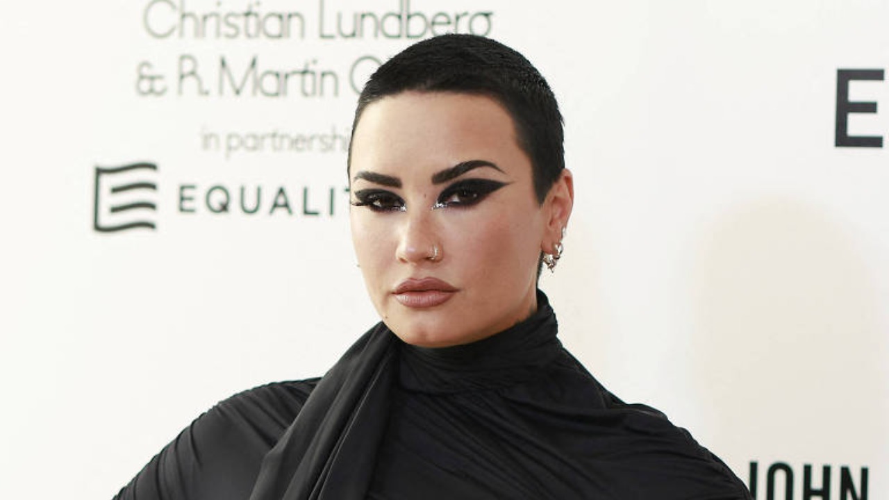 A cantora divulga seu novo trabalho, que faz parte do seu próximo álbum Holy Fvck, que está previsto para agosto