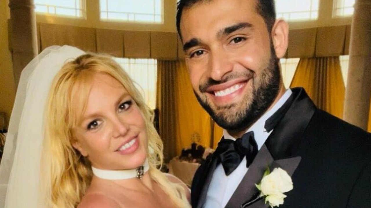 A cantora se casou com Sam Asghari; A cerimônia aconteceu na própria casa da artista na Califórnia, nos Estados Unidos