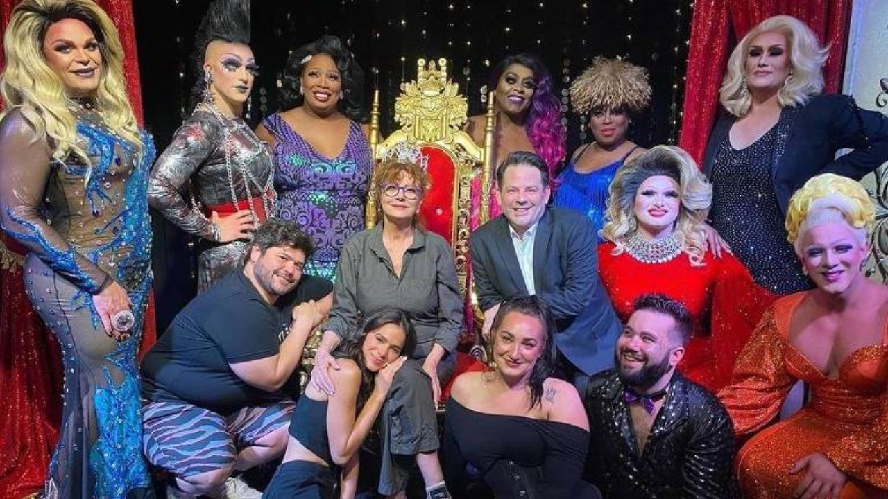 Junto com Susan Sarandon e Harvey Guillen, a atriz registrou o momento de diversão em um show de drag queens